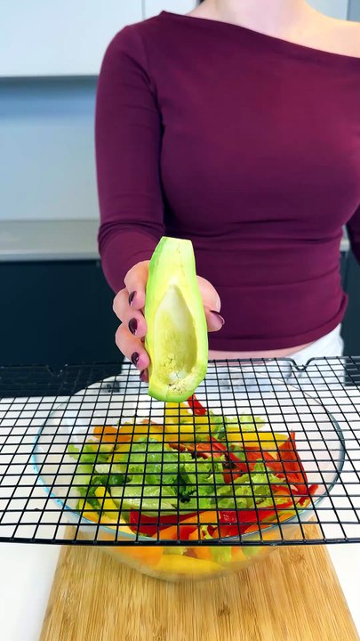 Perfectly sliced avocado with everyday kitchen tools🥑🥗