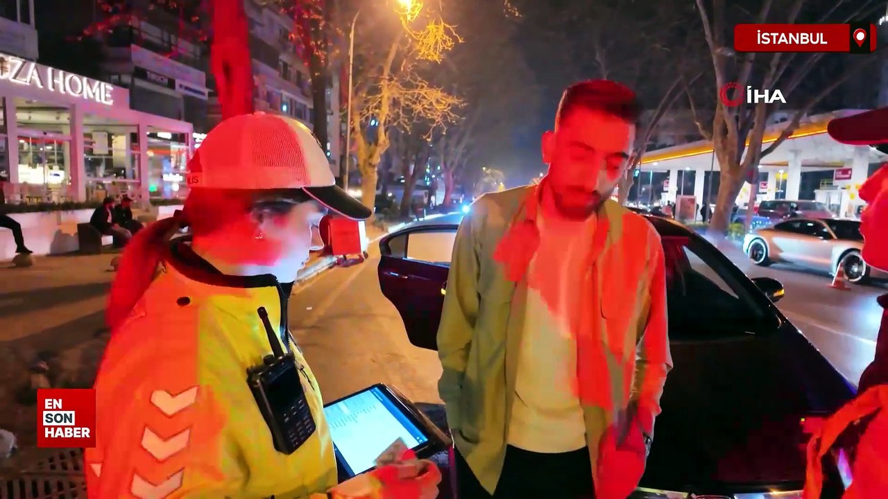 Kadıköy’de sunrooftan çıkan genç trafiği tehlikeye attı