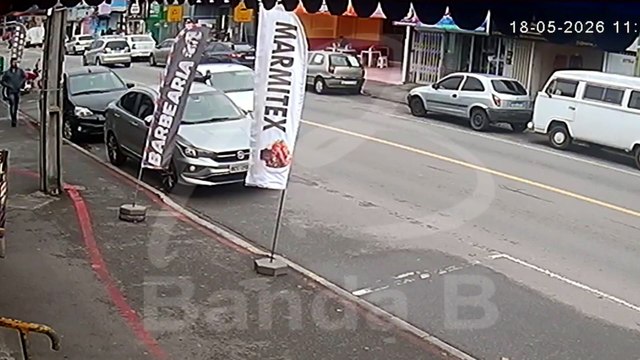 Ciclista fica ferido ao ser atingido por carro e bater contra veículo estacionado no Ganchinho; vídeo mostra acidente