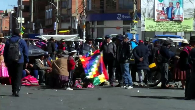 Aumentan los bloqueos de vías bolivianas en medio de pedidos de renuncia del presidente
