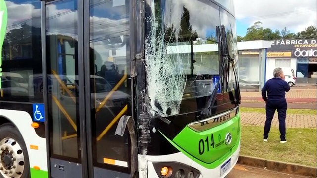 Ônibus se envolvem em colisão na Avenida Tancredo Neves