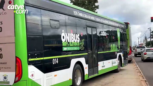 Colisão entre ônibus é registrada em canaleta do transporte público em Cascavel