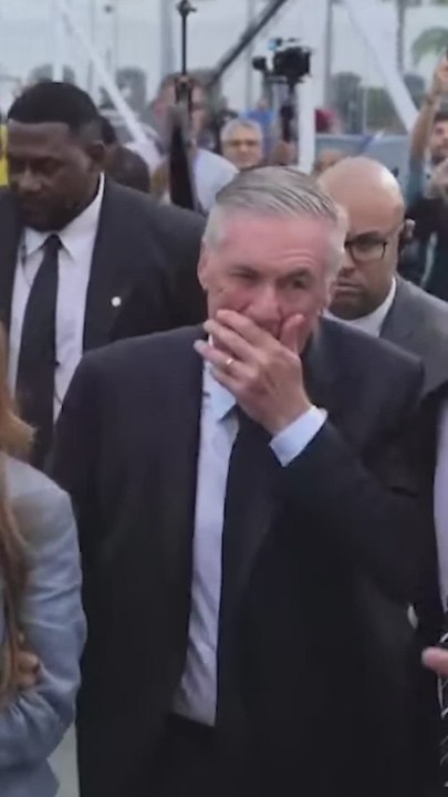 Ancelotti le planta un beso a su mujer en la llegada para dar la lista