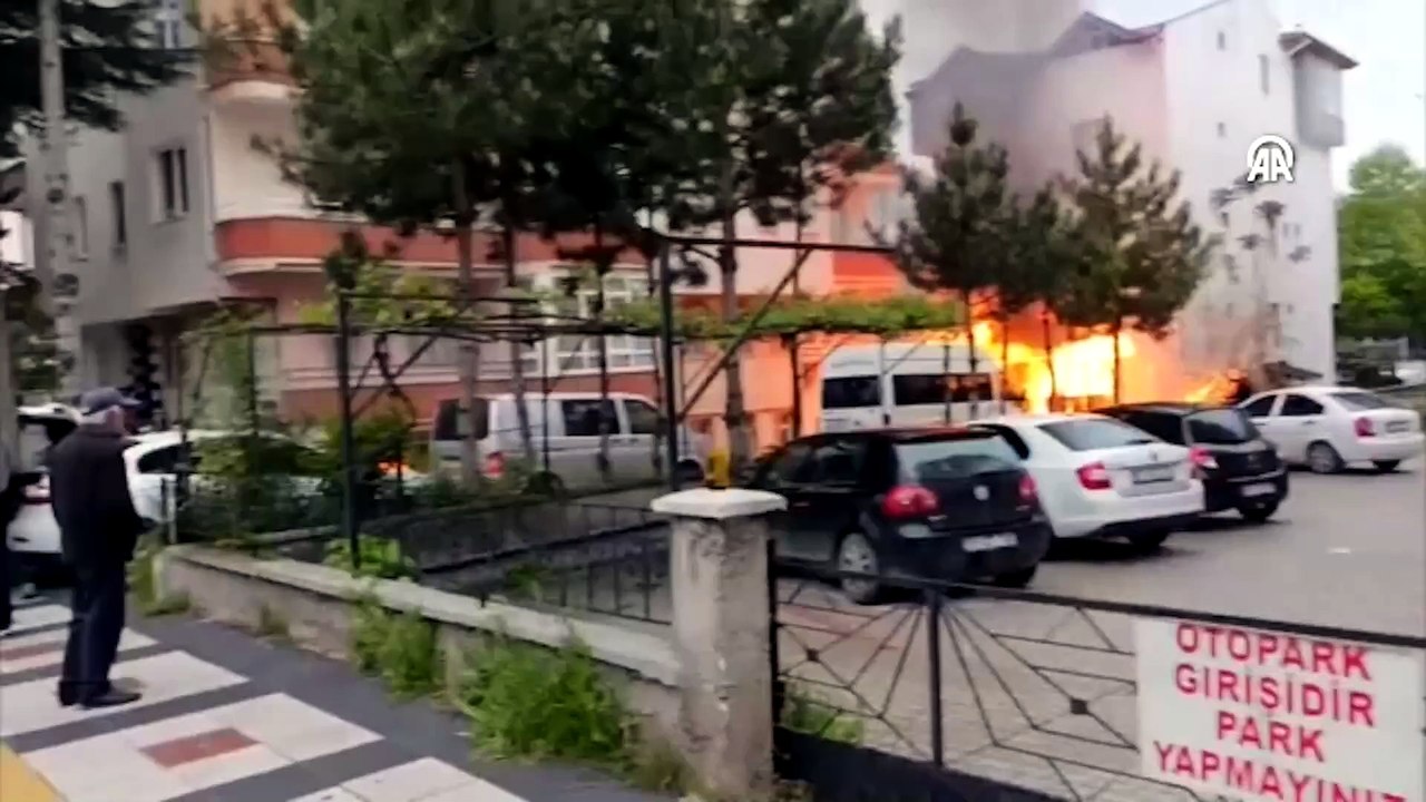 Çorum’da kameriyede çıkan yangın park halindeki 2 araçta hasara neden oldu