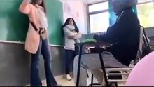 directora pateo el asiento de un alumno..mp4