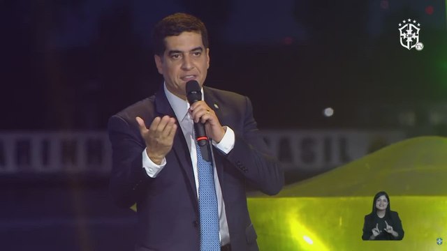 EL MOMENTO EN EL QUE SE PONEN DE PIE LOS CAMPEONES DEL MUNDO PRESENTES