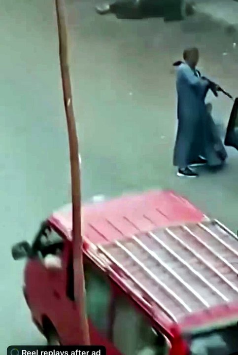 لحظة قيام صاحب حادث مجزرة ابنوب بإطلاق الأعيرة النارية بشكل عشوائي علي المواطنين ….والتي راح ضحيتها ٨ وفيات وإصابة ٧ اخرين