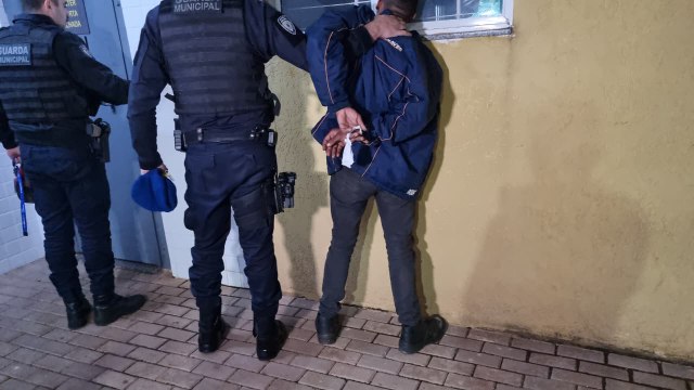 Homem é detido após desacatar agentes da Guarda Municipal no Terminal Oeste de Cascavel