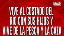 Vive al costado del río con sus hijos y vive de la pesca