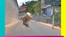 ¡Tinaco gigante cae desde una casa y tumba a motociclista!