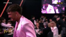 El video del fogoso beso de Ian Lucas a La Reini Gonet tras ganar el Martín Fierro