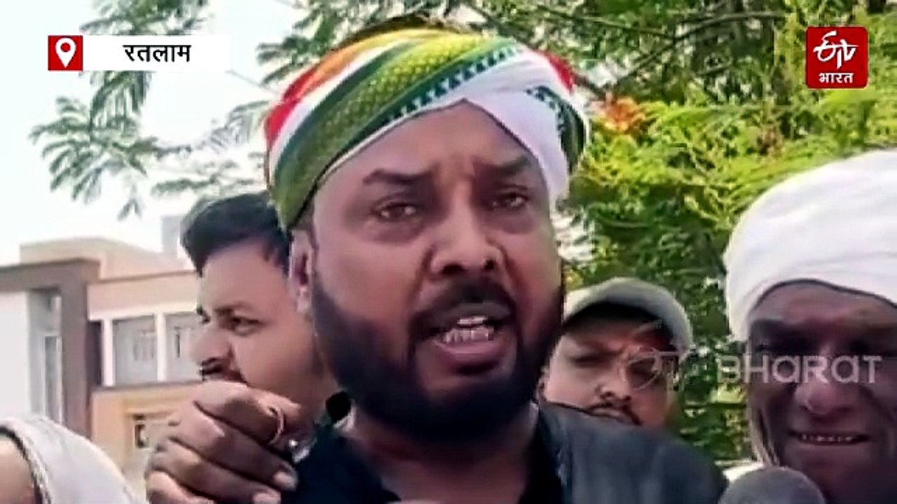 रतलाम में जमीन पर लोट कर किसान कांग्रेस का प्रद...