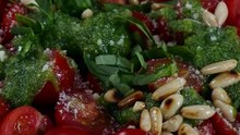 Pesto soslu kiraz domates salatası