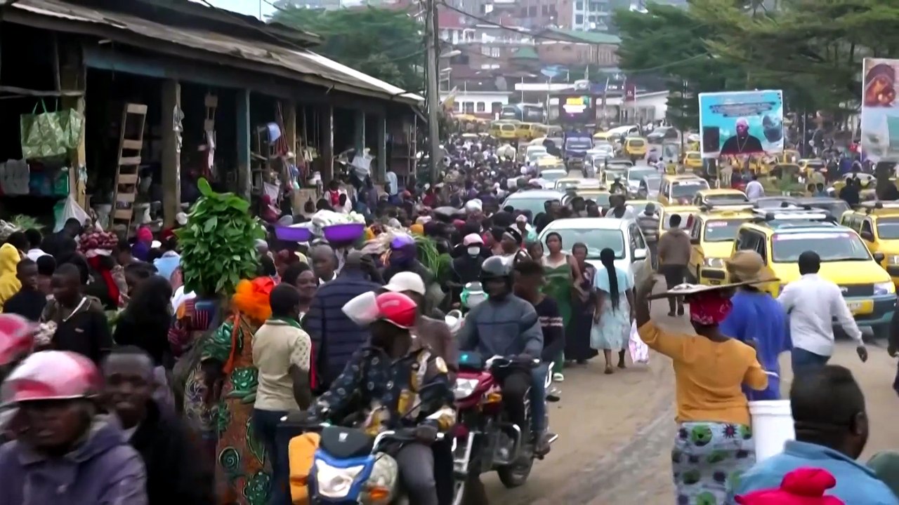 Rwanda closes key border crossings with Congo over Ebola fears
