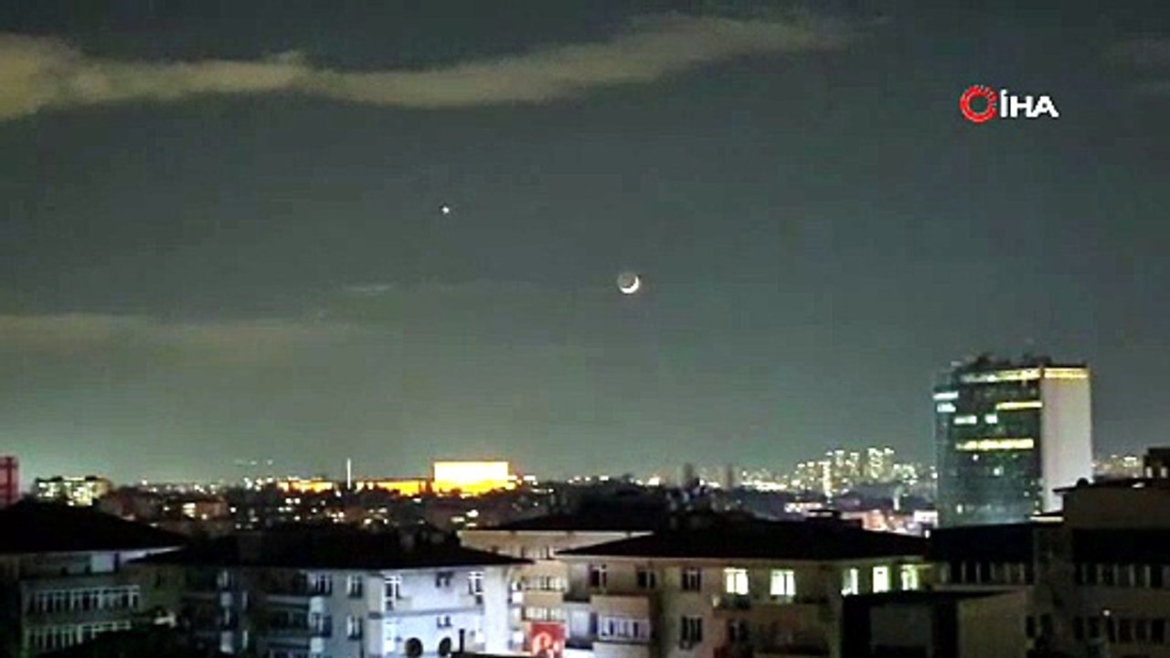 Başkent Ankara semalarında Türk Bayrağı silüeti: Yan yana gelen Hilal ve Yıldız görenleri mest etti