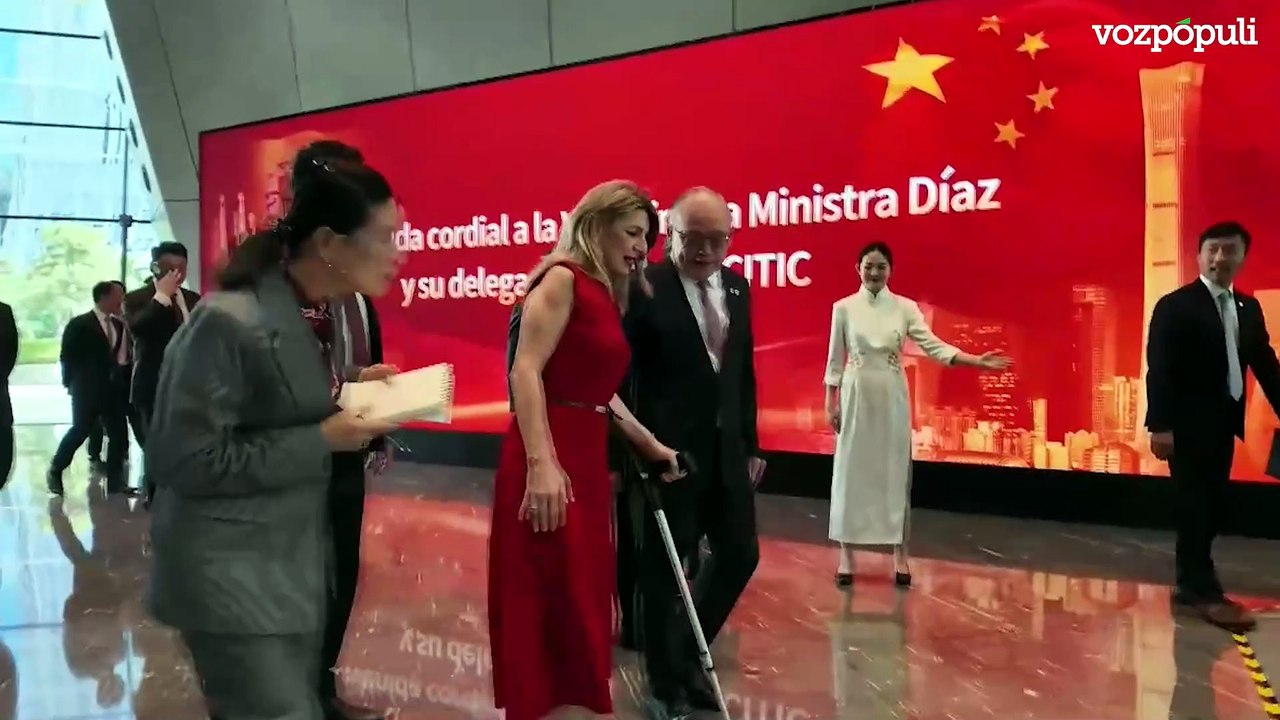 La comentada aparición de Yolanda Díaz con muleta: “¿Por qué primero la tiene en el lado derecho y luego en la izquierdo?”