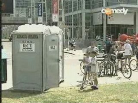 CAMERA CACHE DANS LES TOILETTES PTDR!!!!!!!