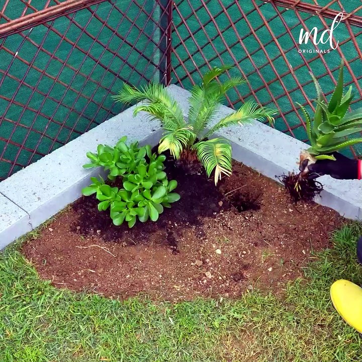 Give your garden a hand with this beautiful corner decor