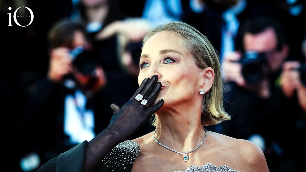 Sharon Stone, volume e luce sul red carpet di Cannes (e il trucco per aggirare il dress code)