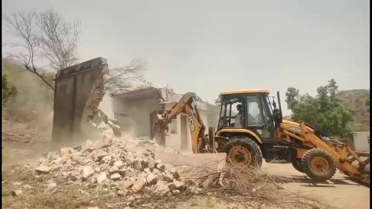 अतिक्रमण भूमि पर चला वन विभाग का पीला पंजा
