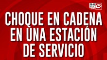 Borracho y sin registro protagoniza insólito choque en estación de servicio