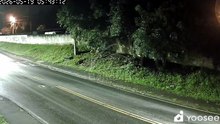 Vídeo mostra motociclista invadindo pista contrária antes de morrer em batida frontal com táxi