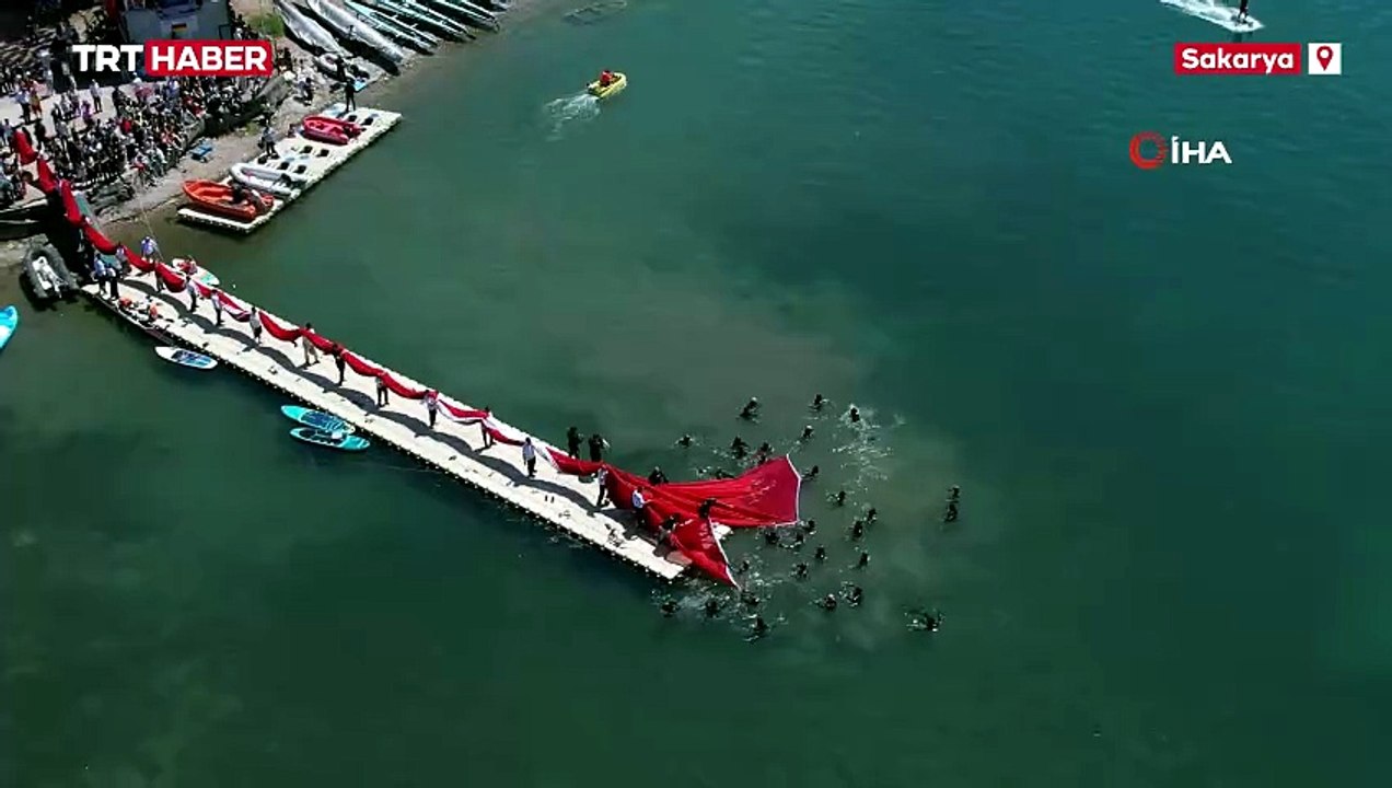 Sapanca Gölü'nde 1923 metrekarelik Türk bayrağı
