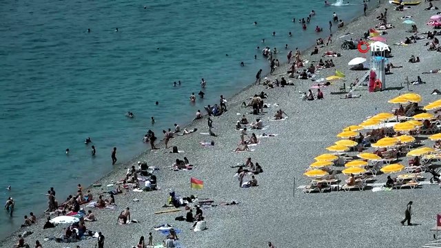 Antalya'da çifte bayram: Güneşi gören Konyaaltı Sahili'ne akın etti