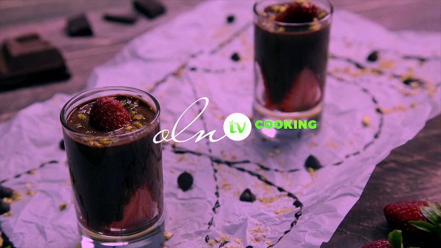 طريقة عمل حلى كاسات الشوكولاته بفواكه البيري الملونة