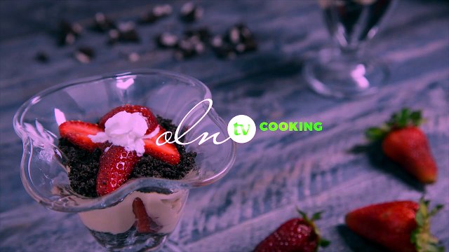 طريقة عمل حلى كاسات الأوريو المفتت بالزبادي والفراولة الحمراء