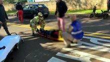 Sem capacete, adolescente fica ferido ao bater com carro na Avenida Toledo