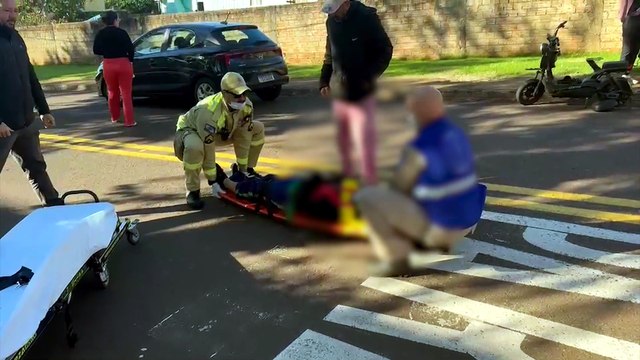 Sem capacete, adolescente fica ferido ao bater com carro na Avenida Toledo