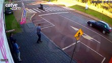 Vídeo: motociclista atropela idoso na faixa de pedestres em Cascavel