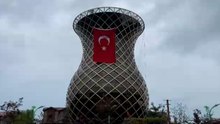 Rize’de dev çay bardağına Türk bayrağı asıldı