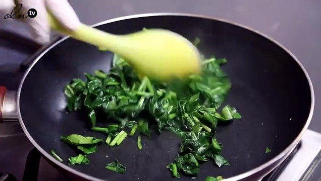 طريقة عمل البيض بالسبانخ والجبن