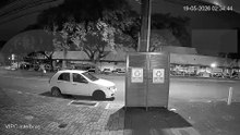 Vídeo mostra ladrão arrombando carro e realizando furto no Centro