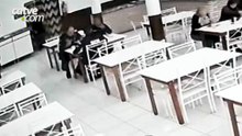 Vídeos: guardas salvam homem engasgado durante almoço em restaurante de Ponta Grossa