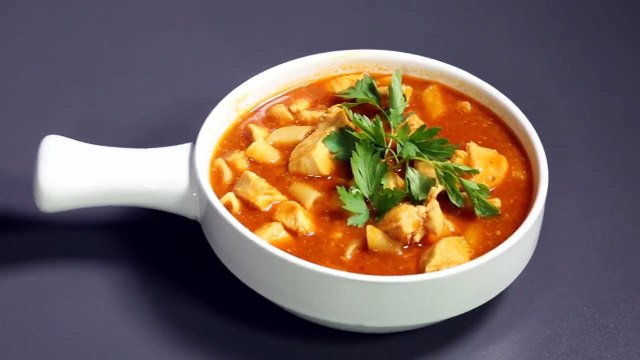 طريقة عمل حساء الدجاج مع صلصة الطماطم