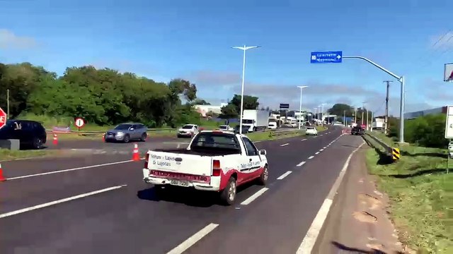 Carreta carregada com serragem tomba na PR-323 e deixa trânsito lento em Umuarama