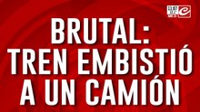 Tren del San Martín embistió a camión que transportaba bidones de agua