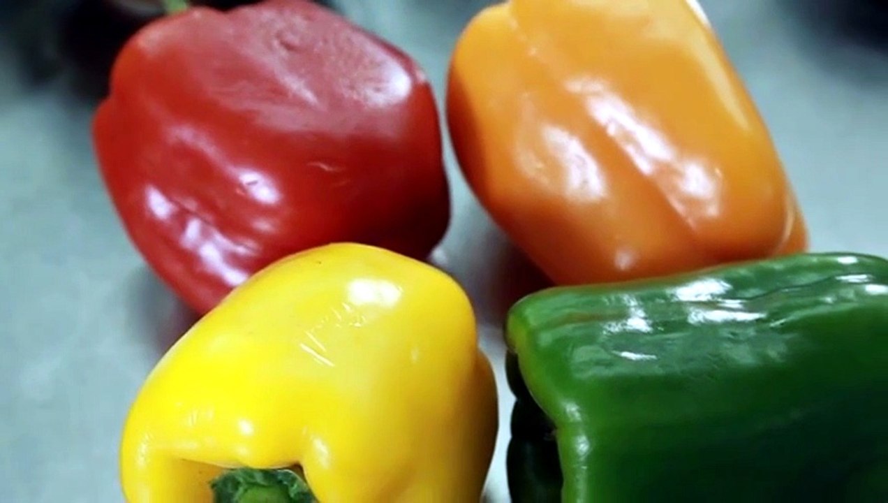 طريقة عمل الفليفلة الملونة المحشية بالأرز