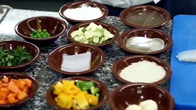 طريقة عمل سمك بالفرن مع الرز والخضار