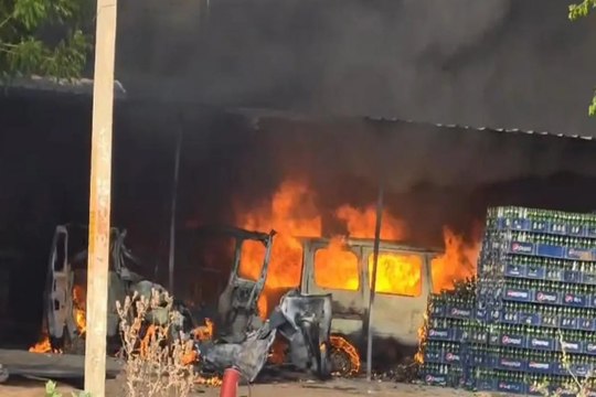 कार वर्कशॉप बनी आग का गोला, 2 एलपीजी सिलेंडर फटने से आठ झुलसे, धमाकों से दहला इलाका