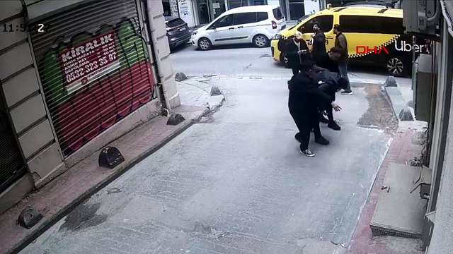 Beyoğlu’nda kaldırımda yürürken başına cam düştü; 7 dikiş atıldı