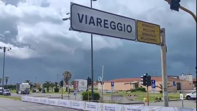 Viareggio e Massa in festa per il Giro d'Italia: in migliaia accolgono i ciclisti