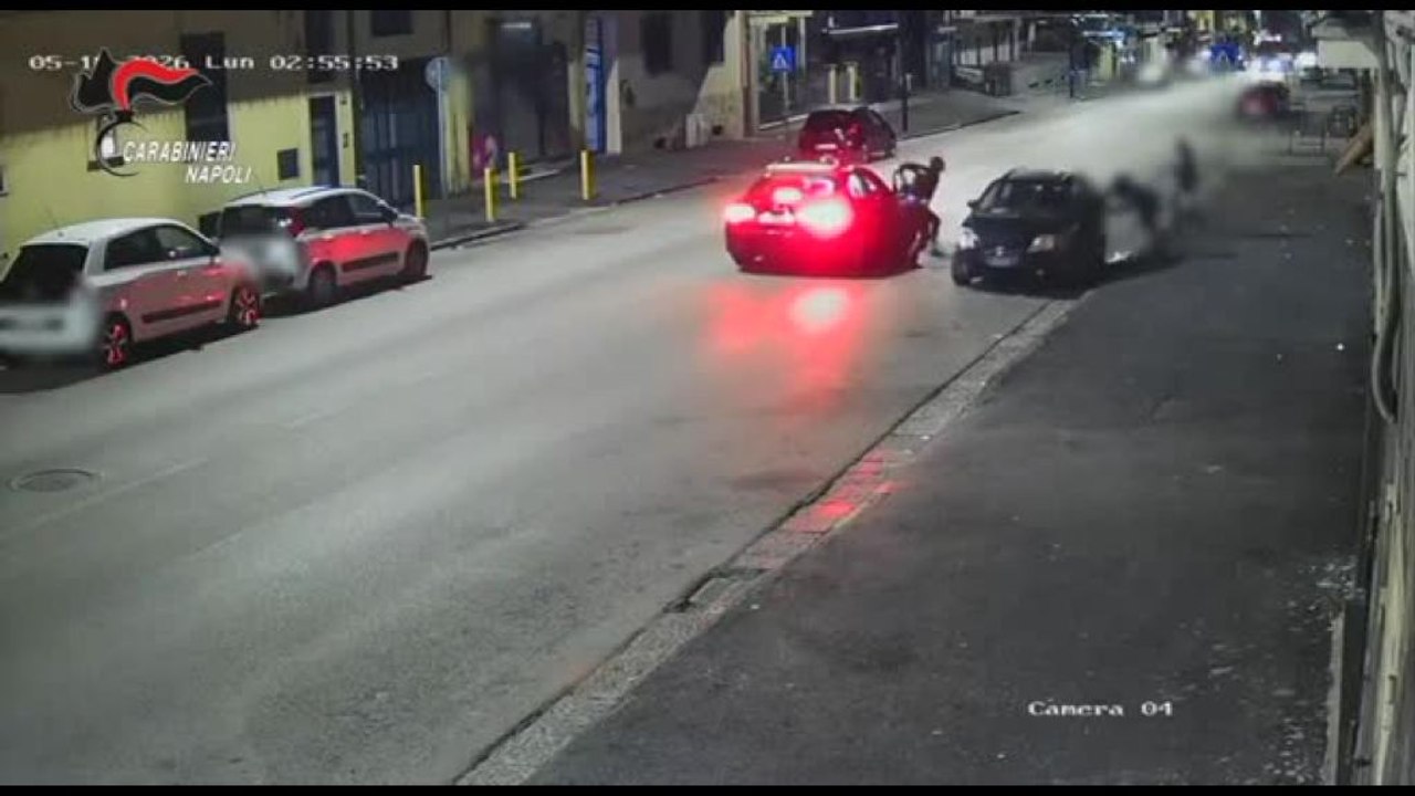 Rapinano un commerciante, un arresto in flagranza: il video