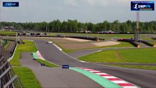 La safety car s’immobilise en plein virage, un pilote sauve la course d’un crash spectaculaire