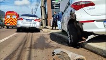 Nissan Sentra 'desgovernado' atinge carros na Avenida Carlos Gomes