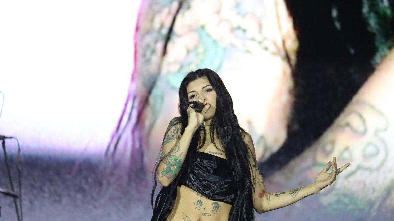 Cazzu se presenta en festival y reacciona a gritos contra Christian Nodal