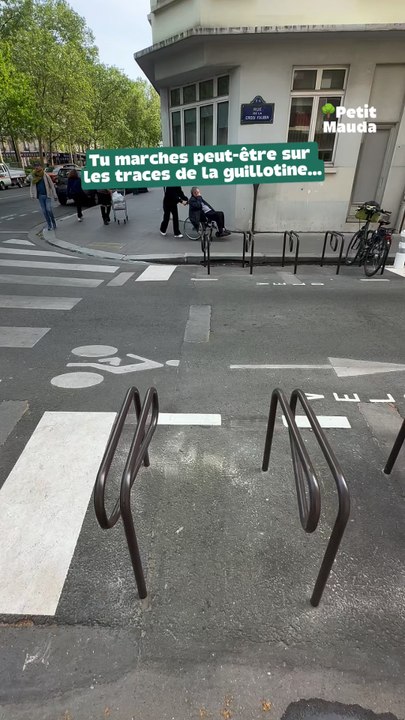 ⚖️ Les traces de la guillotine sont encore visibles sur ce trottoir ! 😱🧱👉🏻 Et abonne-toi a Petit Mauda pour plus d’inspiration ! 🌳 ©️ Crédit : @petitmauda